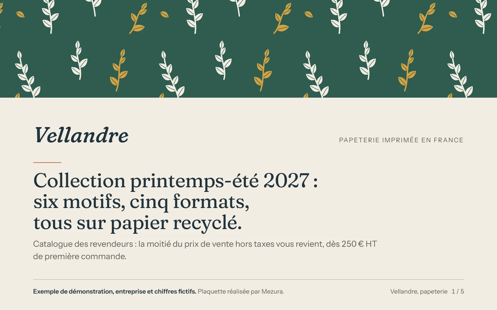 Couverture de la plaquette de Vellandre, papeterie fictive : motif de rameaux ocre et blancs sur vert sapin, et le titre « Collection printemps-été 2027 : six motifs, cinq formats, tous sur papier recyclé. »
